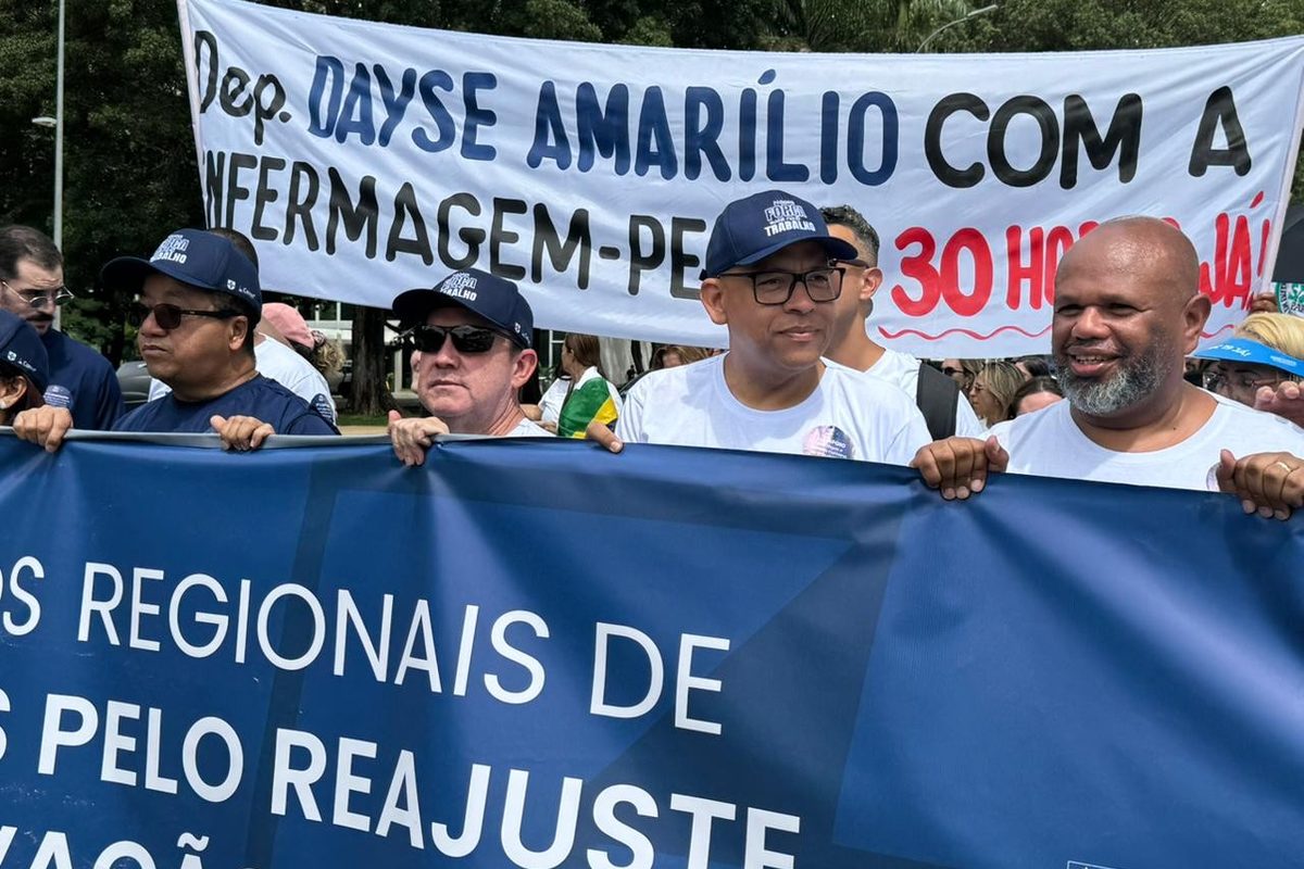 Manifestação da enfermagem com faixa por reajuste e pelas 30 horas