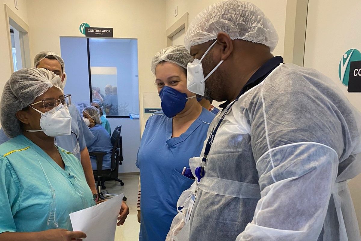 Wagner Batista paramentado, ao lado de profissionais de saúde dentro do hospital