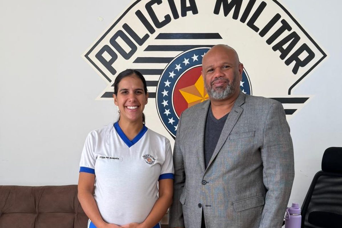 Wagner Batista ao lado de uma profissional de enfermagem uniformizada