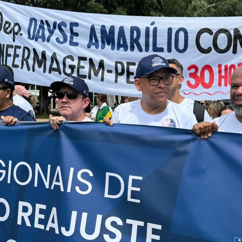 Manifestação da Enfermagem: Wagner Batista atrás de uma faixa por reajuste e pelas 30 horas