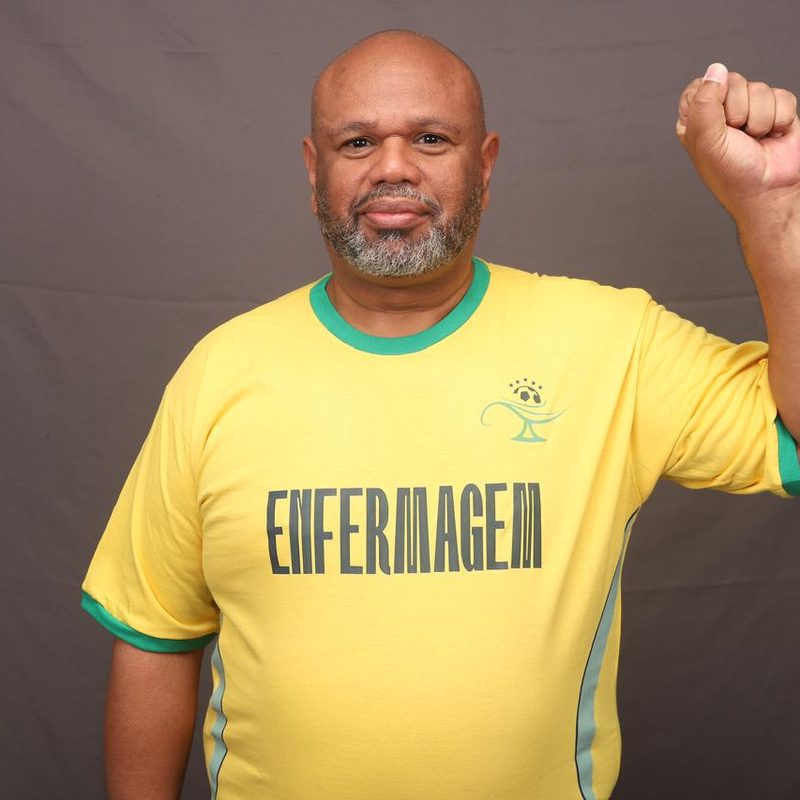 Wagner Batista de punho erguido, com a camiseta da Enfermagem