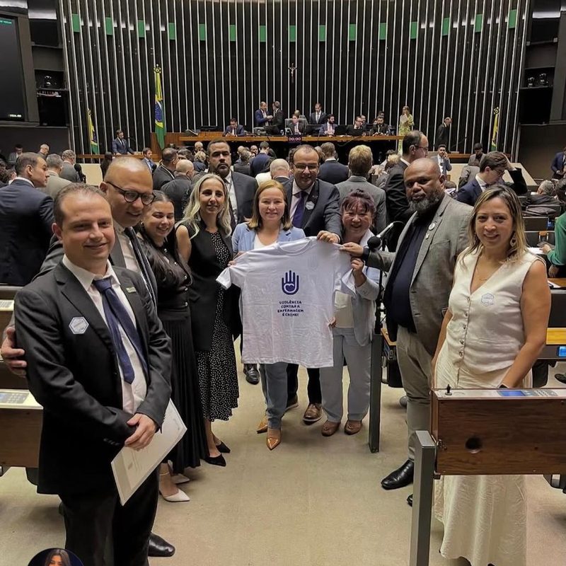 Wagner Batista em plenário, junto a um grupo de profissionais de saúde
