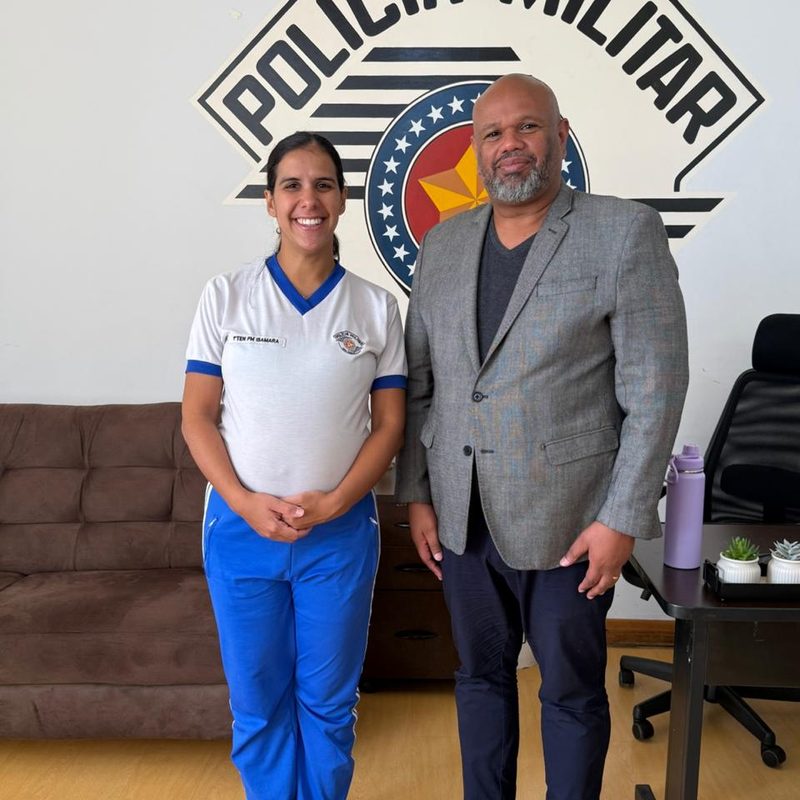 Wagner Batista ao lado de uma profissional de enfermagem uniformizada